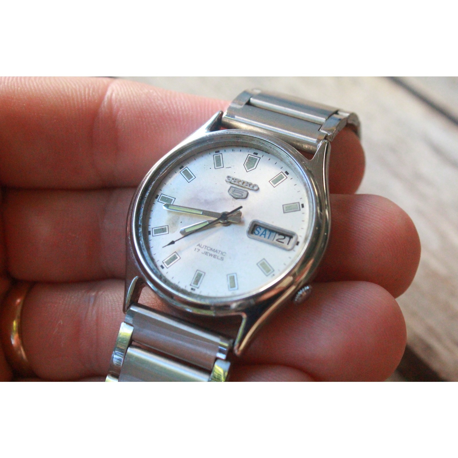 Vintage 1981 Seiko Automatic Mens Silver Watch WDaydate  Green Accents